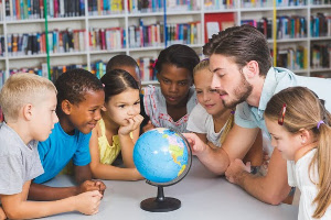 internationale Schüler mit Globus und Lehrer