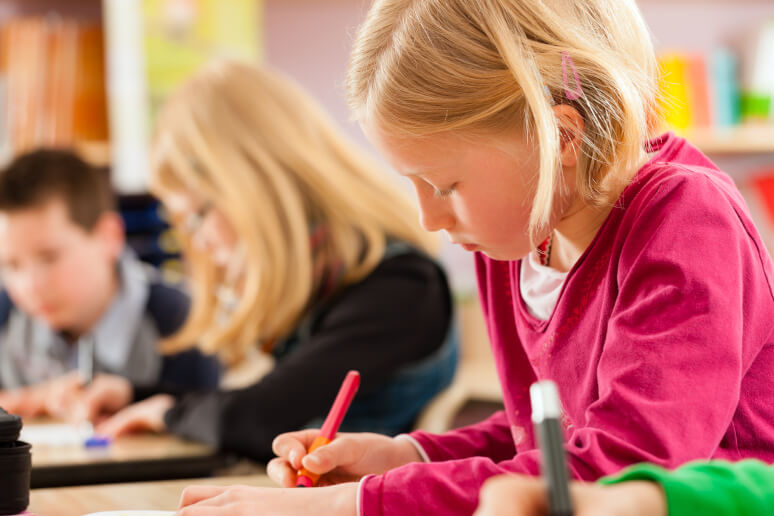 Schüler schreiben eine Klassenarbeit