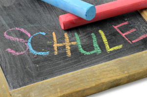 Tafel mit Kreide und bunter Aufschrift Schule