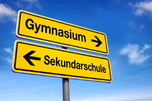 Schilder Gymnasium Pfeil rechts Sekundarschule Pfeil links